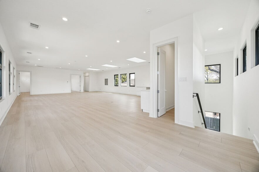 More Photos Of 446 Tyler St, Dallas Office For Sale