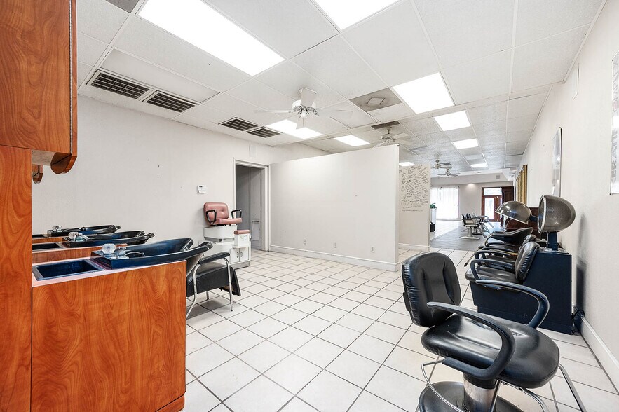 More Photos Of 101 E Monseratte St, El Campo Storefront For Sale