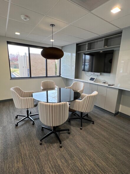 More Photos Of 2000 S Hanley Rd, Saint Louis Office For Sale