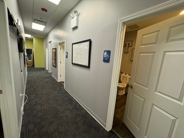 More Photos Of 18521 Spring Creek Dr, Tinley Park Light Distribution For Lease