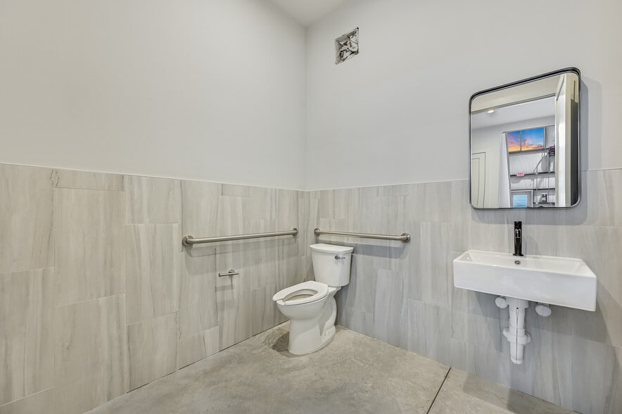 More Photos Of 15210 Fitzhugh Rd, Austin Light Distribution For Lease