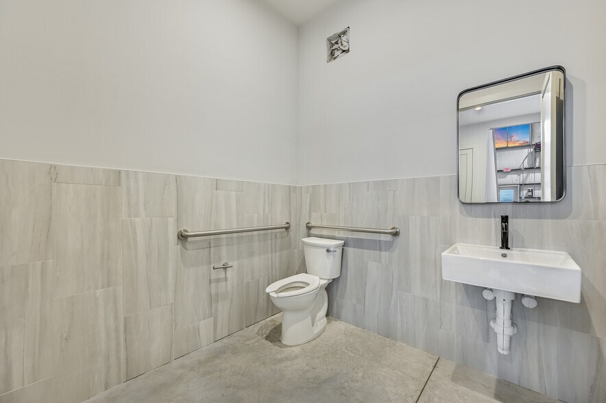 More Photos Of 15210 Fitzhugh Rd, Austin Light Distribution For Sale
