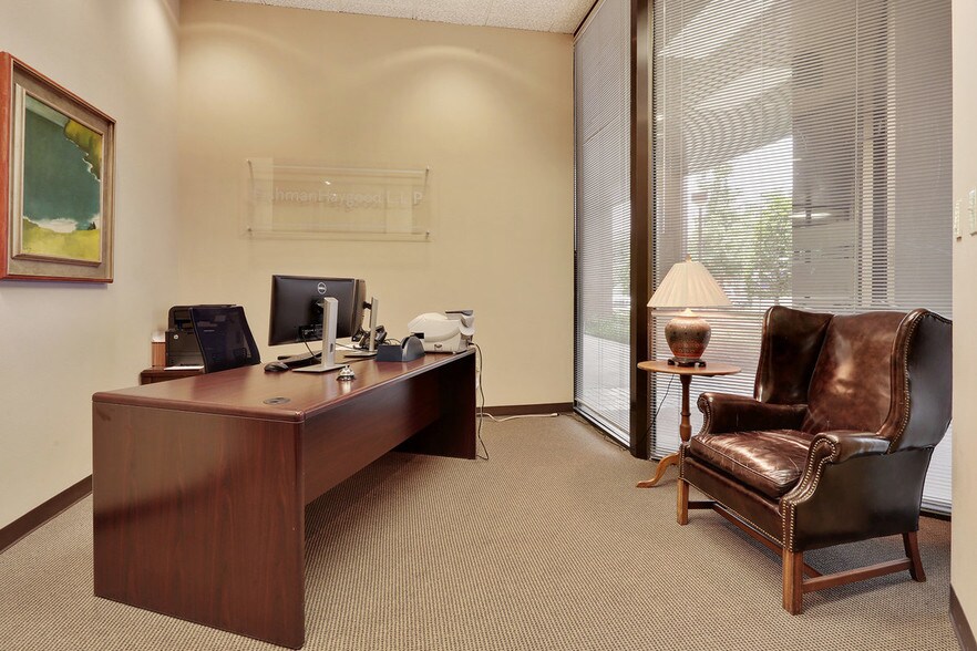 More Photos Of 8555 United Plaza Blvd, Baton Rouge Office For Lease
