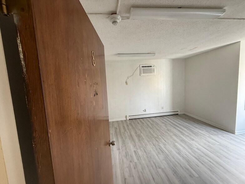 More Photos Of 1019 Farmington Ave, Bristol Office For Lease