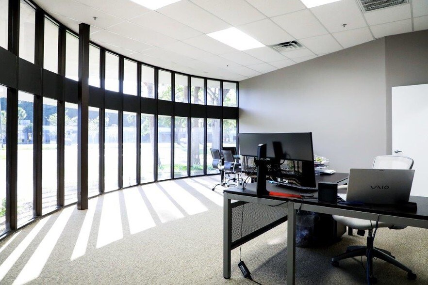 More Photos Of 14101-14105 Mccormick Dr, Tampa Light Manufacturing For Lease