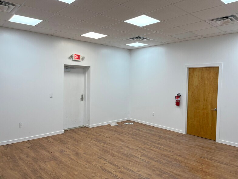More Photos Of 4417 Entrepot Blvd, Tallahassee Flex For Lease