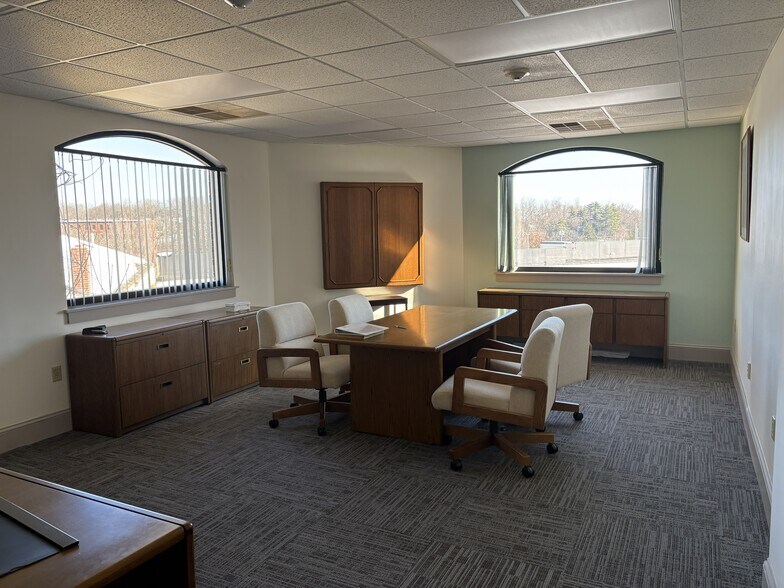 More Photos Of 10 Constitutional Way, Somersworth Bank For Lease