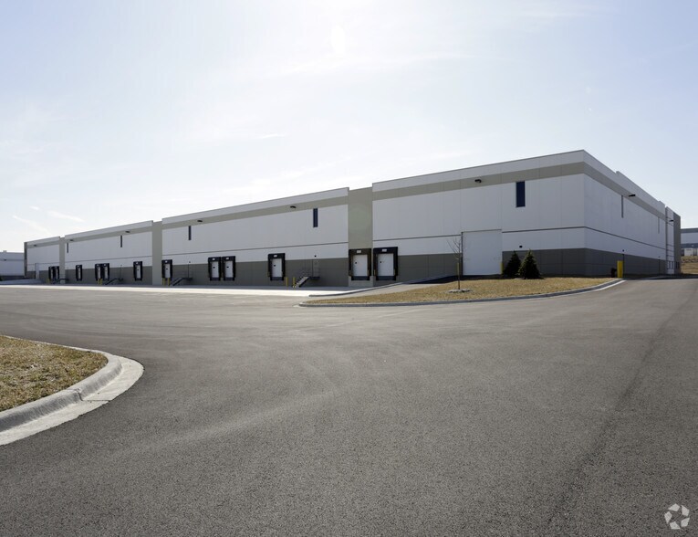 More Photos Of 101 Paragon Dr, Romeoville Warehouse For Lease