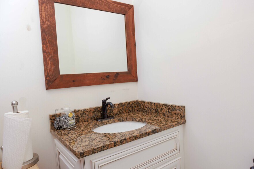 More Photos Of 106 N Alexander Ave, Washington Office For Sale