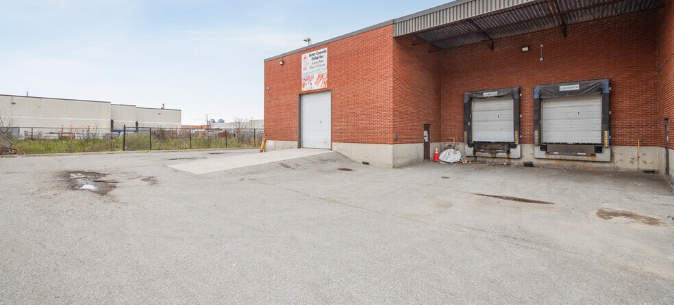 More Photos Of 270 Pennsylvania Ave, Vaughan Light Distribution For Lease