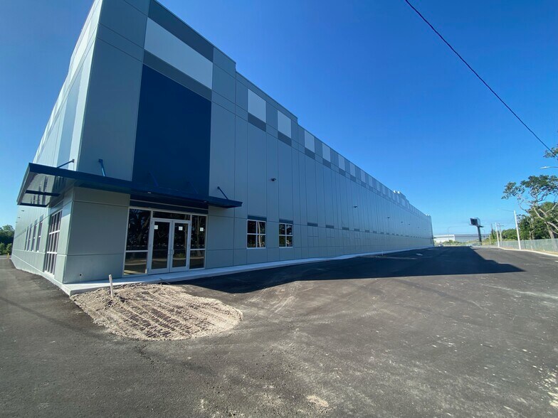 More Photos Of 1211 Old Hopewell Rd, Tampa Warehouse For Lease