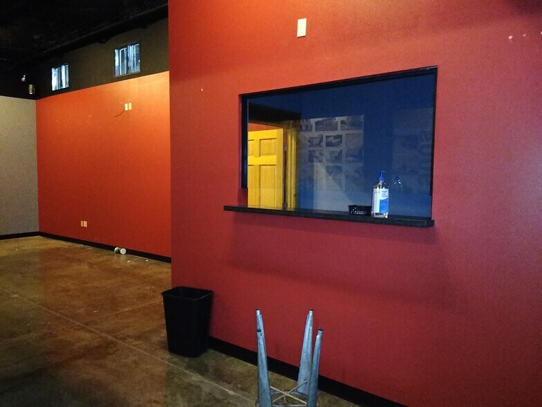 More Photos Of 800 S International Blvd, Hidalgo Freestanding For Lease