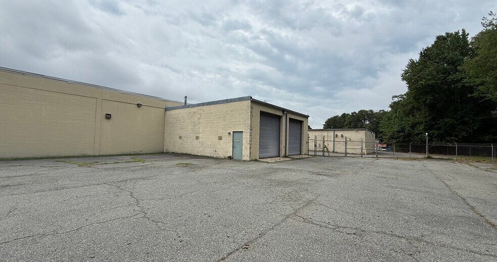 More Photos Of 2412 Grenoble Rd, Richmond Distribution For Lease