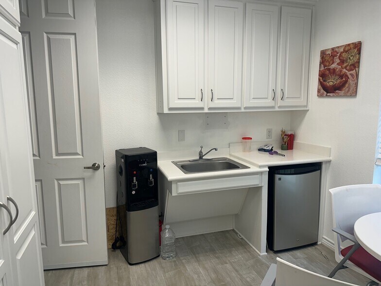 More Photos Of 1000 W State Highway 6, Waco Office For Lease