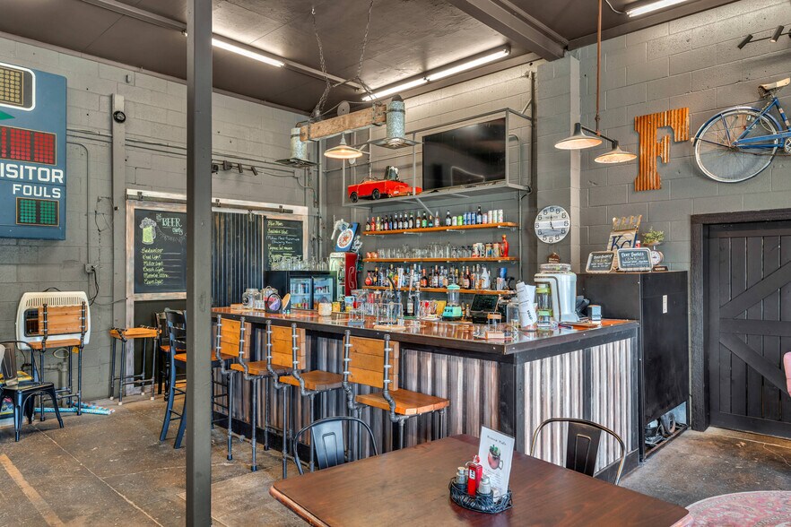 More Photos Of 601 Arizona Ave, Holton General Retail For Sale