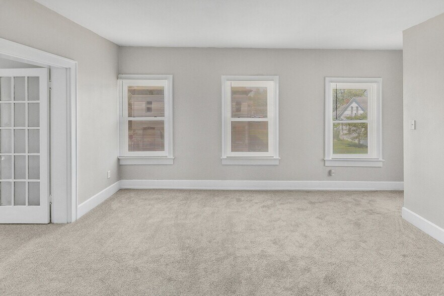 More Photos Of 302 N High St, Belleville Freestanding For Sale