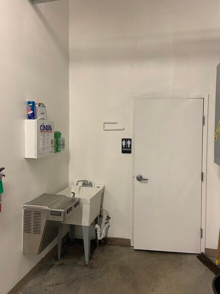 More Photos Of 8825 Eastex Fwy, Beaumont Warehouse For Lease