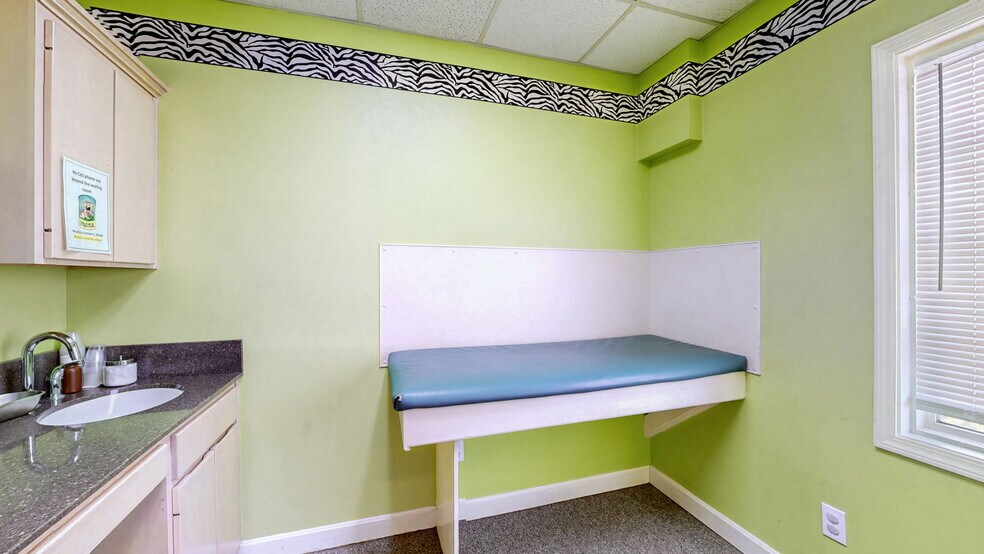 More Photos Of 1701 Spring St, Jeffersonville Medical For Sale