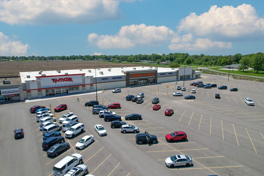 More Photos Of 1325 E Jackson St, Macomb Department Store For Lease