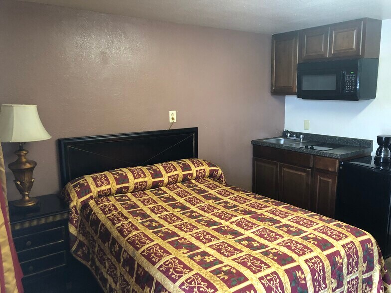 More Photos Of 820 S Washington St, Junction City Hotel For Sale