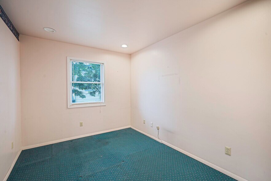 More Photos Of 147 N Ocean Ave, Patchogue Office For Sale