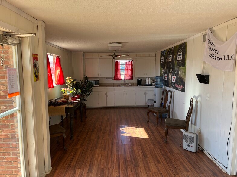 More Photos Of 1202 Cherokee St, Lindsay Auto Repair For Sale