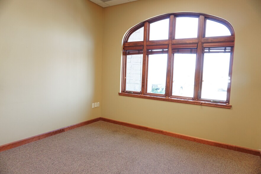 More Photos Of 2021 Vanesta Pl, Manhattan Office For Lease