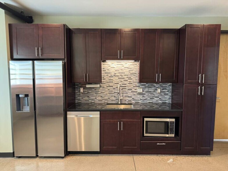 More Photos Of 3000 Airport Dr, Erie Flex For Sale