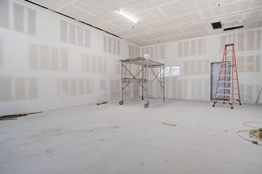 More Photos Of 7813 Metropolitan Ave, Middle Village Storefront Retail Office For Lease