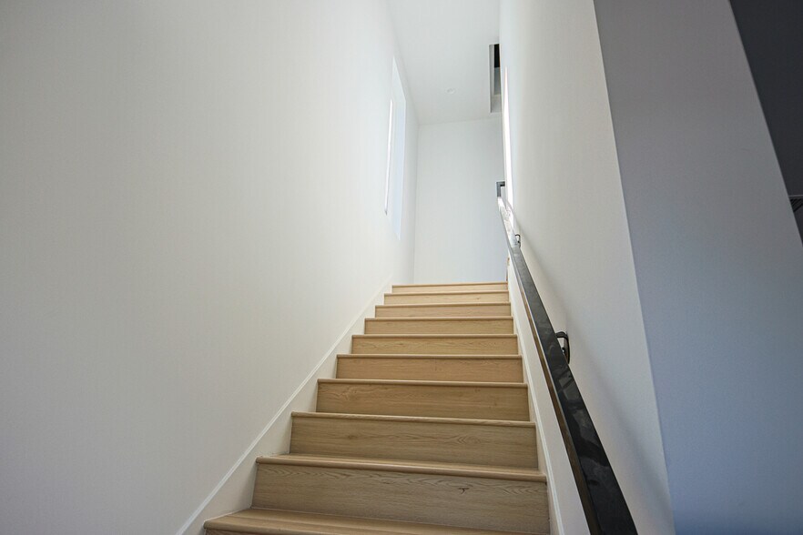 More Photos Of 6401 Odessa Ave, Lake Balboa Multifamily For Sale