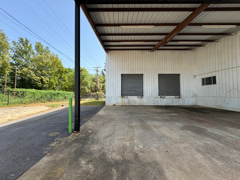 More Photos Of 2005 Tile Factory Rd, Palestine Manufacturing For Lease
