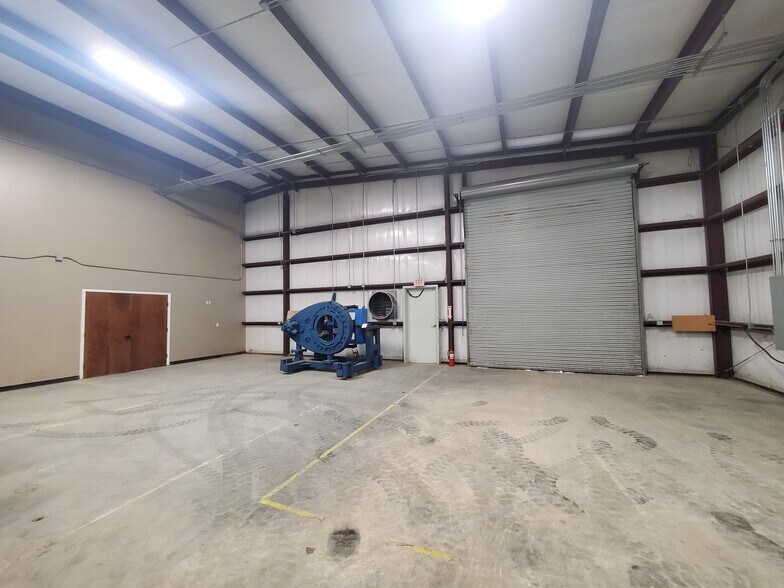 More Photos Of 2418 N Frazier St, Conroe Light Manufacturing For Lease
