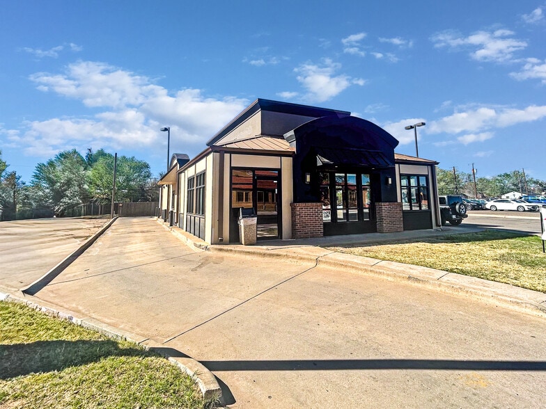Primary Photo Of 2109 19th St, Lubbock Fast Food For Lease