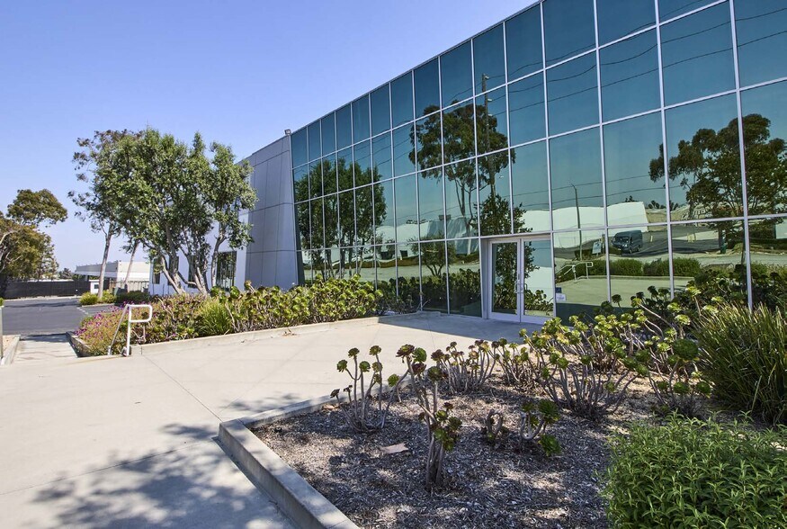 More Photos Of 350 W Apra St, Compton Warehouse For Lease