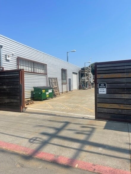 More Photos Of 3100 E 10th St, Oakland Warehouse For Lease