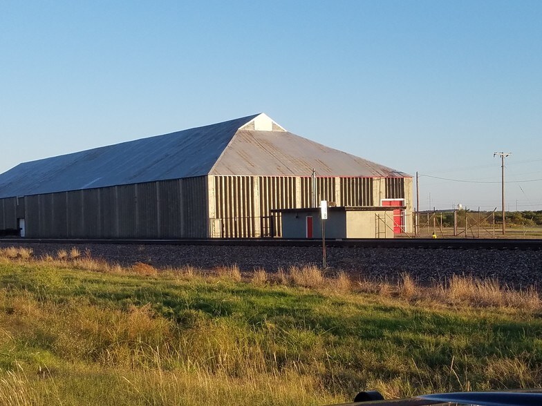 More Photos Of 3615-3715 Old Iowa Park Rd, Wichita Falls Warehouse For Lease