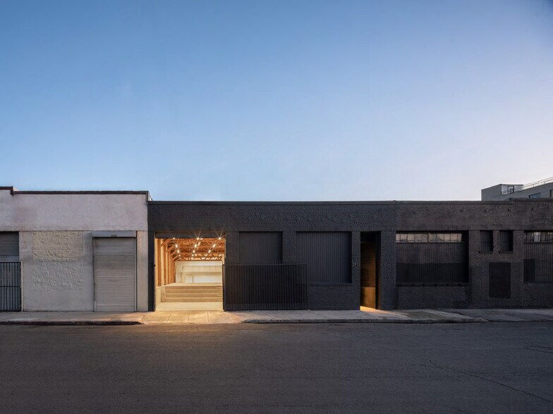More Photos Of 2432 E 8th St, Los Angeles Showroom For Lease