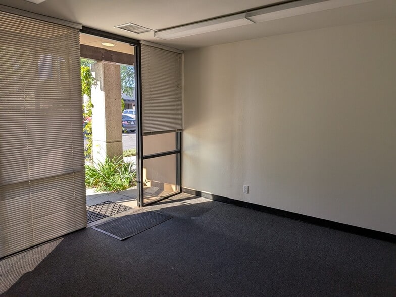 More Photos Of 1537 E McFadden Ave, Santa Ana Manufacturing For Lease
