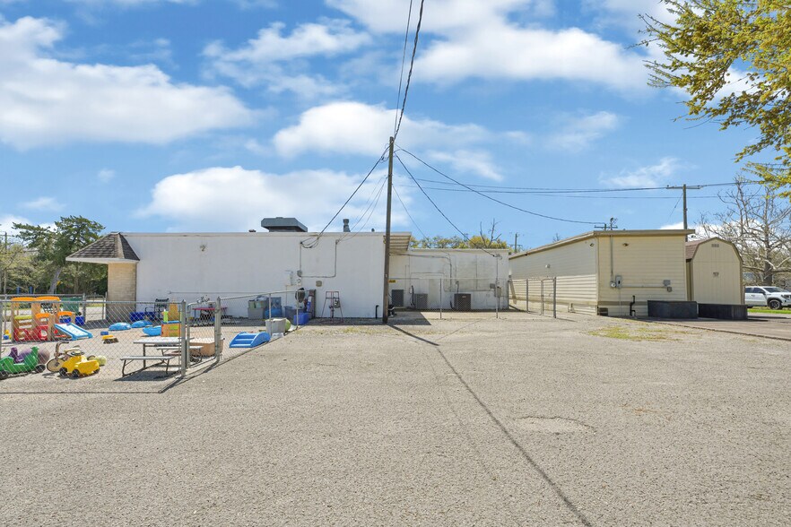 More Photos Of 2000 Cedar Dr, La Marque Freestanding For Sale