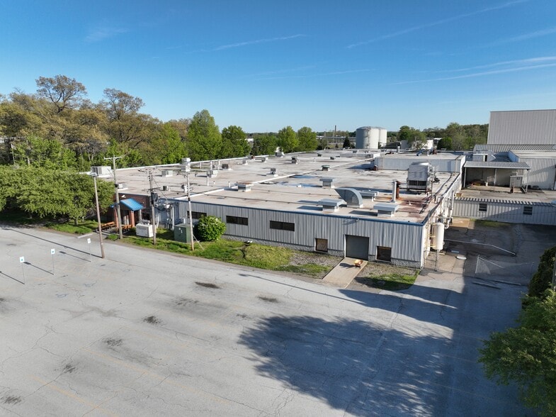 More Photos Of 1255 Oak St, Elkhart Manufacturing For Sale