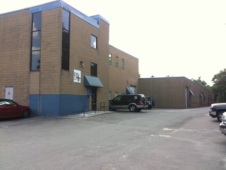 More Photos Of 201-205 Oak St, Pembroke Manufacturing For Lease