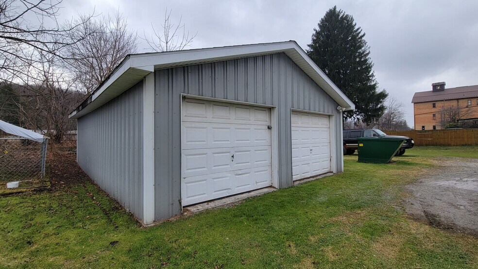 More Photos Of 522 Main St, Rockwood Specialty For Sale