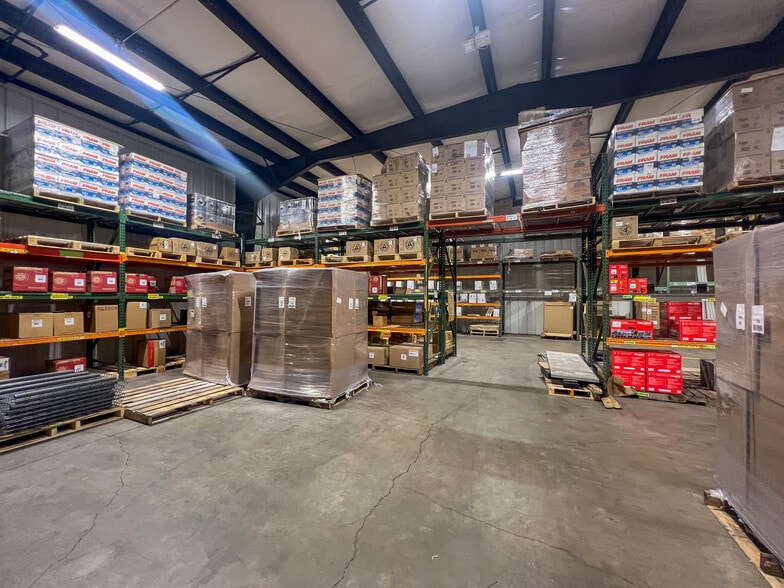 More Photos Of 1906 N Peach Ave, Marshfield Warehouse For Lease