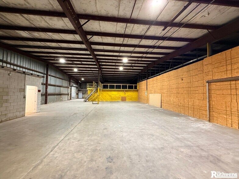 More Photos Of 1042 Hoover Rd, Winter Haven Warehouse For Lease