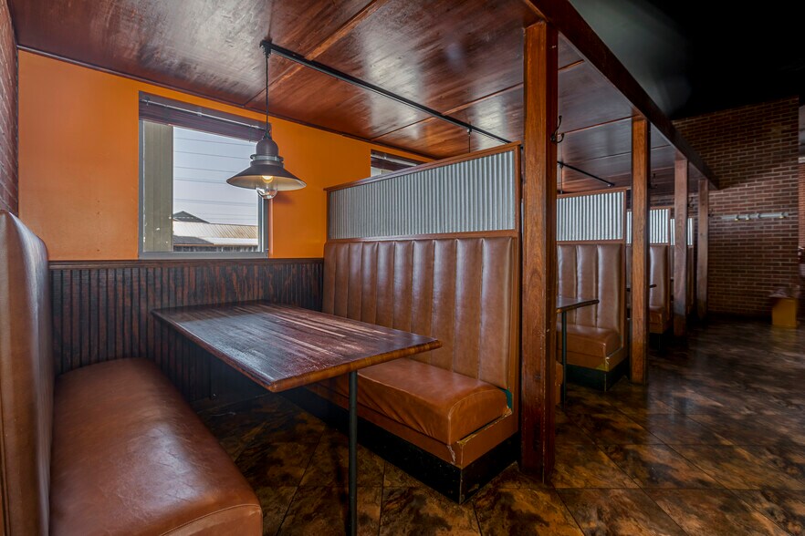 More Photos Of 2700 17th St, Marion General Retail For Sale