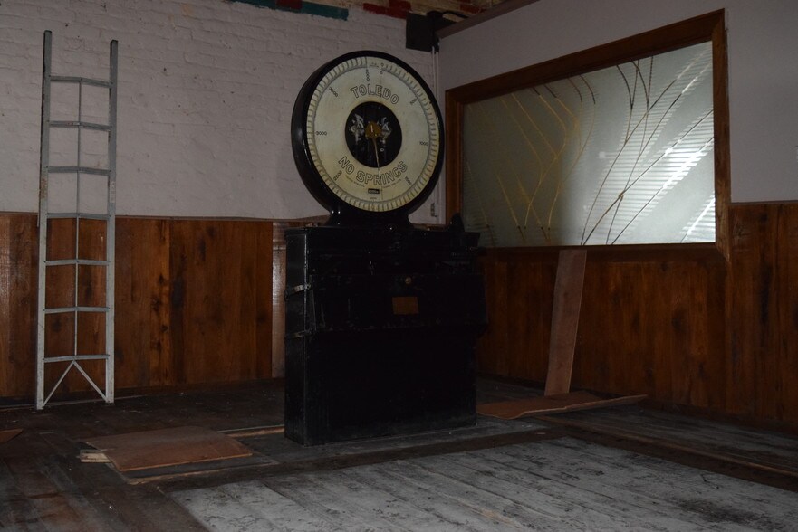 More Photos Of 110 Depot St, Dalton Restaurant For Lease