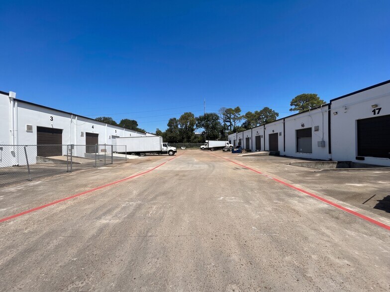 More Photos Of 3548-3564 W TC Jester Blvd, Houston Unknown For Lease