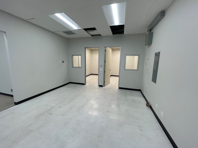 More Photos Of 2650-2656 E Bayshore Rd, Palo Alto Light Manufacturing For Lease