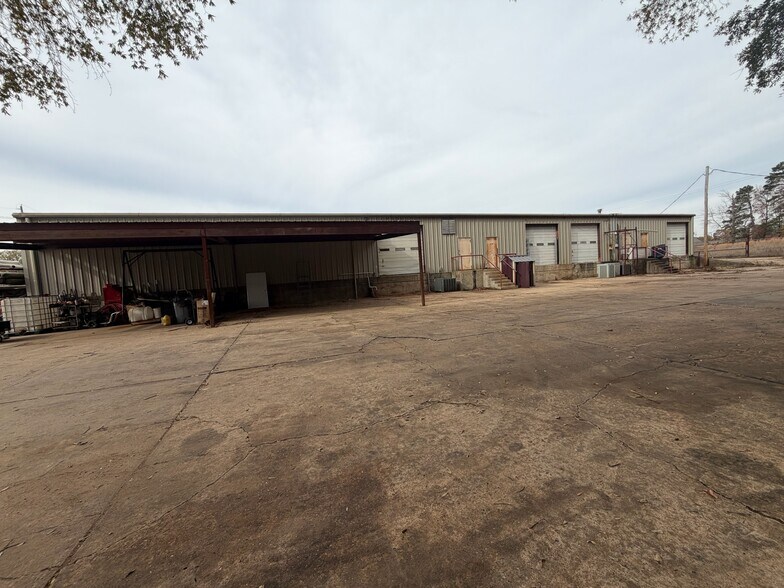 More Photos Of 115-119 Plaza W, Texarkana Warehouse For Lease