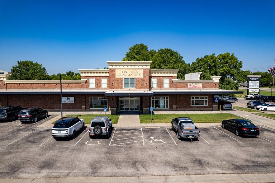More Photos Of 307 W US Highway 54, Andover General Retail For Sale